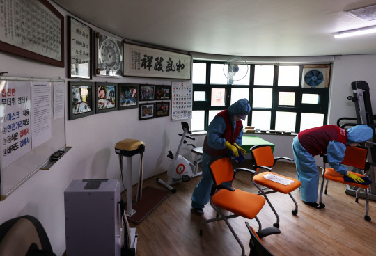 지난 26일 오후 서울 구로구 구로4동복지관 경로당에서 개방에 앞서 방역작업이 이뤄지고 있다. 구로구는 경로당 운영을 6월 1일부터 재개하고 백신 접종자에게만 개방하기로 했다. 연합뉴스